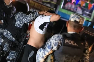 Según las informaciones, más de medio centenar de elementos policiales estuvieron a cargo del operativo, el cual tuvo como objetivo la búsqueda de terroristas que aún se esconden de la justicia.