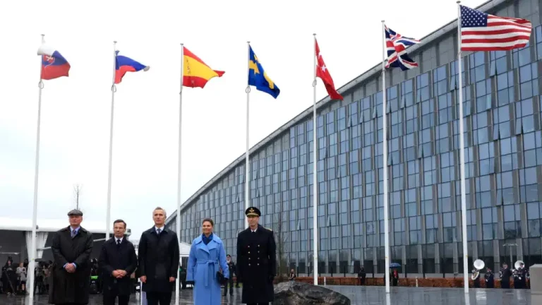 Artículo 5 Cualquier ataque armado de esta naturaleza y todas las medidas adoptadas en consecuencia serán inmediatamente puestas en cono-cimiento del Consejo de Seguridad.