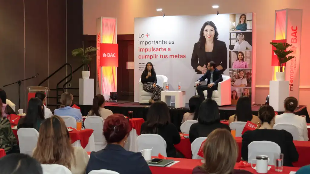 El producto está dirigido a mujeres líderes de empresas, tanto personas naturales como jurídicas, con al menos 5 años de operación.
