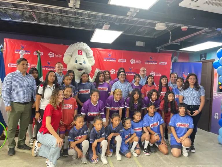 Esta iniciativa tiene como objetivo promover la actividad física en niñas y jóvenes que están entre los 10 y 16 años, utilizando el fútbol como herramienta de transformación social; con la cual se promueve la equidad de género, los valores dentro y fuera de la cancha, la salud hormonal, las habilidades sociales y la nutrición de las participantes, para brindar un acompañamiento integral a través de una guía de alimentación específica para su etapa de crecimiento, su tiempo de actividad física, sus necesidades nutricionales, entre otros.