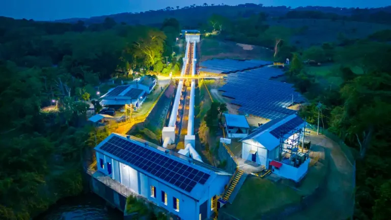 Inauguran centrales eléctricas híbridas en Santa Ana y La Libertad