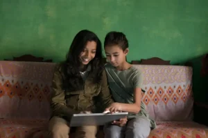 En 2024, las Naciones Unidas reconocen las contribuciones que los migrantes de todo el mundo realizan a sus familias, amigos, comunidades y países a través del dinero que envían a sus hogares, ayudando a las familias a alcanzar sus propios Objetivos de Desarrollo Sostenible (ODS).