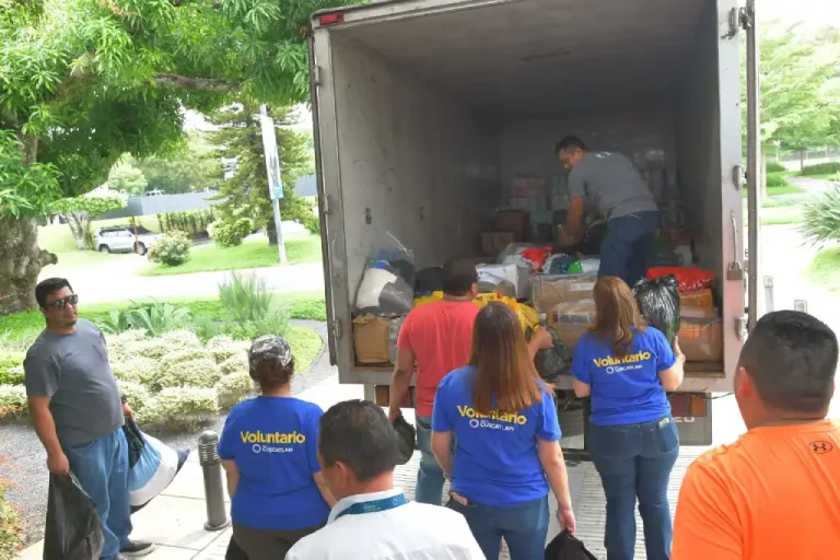 600 familias de La Libertad Sur, Ahuachapán, Sonsonate, San Miguel y zonas e islas de La Unión, afectadas por las inundaciones y derrumbes causadas por las lluvias, serán beneficiadas con paquetes alimenticios que fueron entregados por el banco a sus respectivas alcaldías.