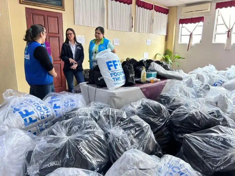 En respuesta a esta emergencia, FUSAL ha entregado hoy al Instituto Crecer Juntos un donativo de 200 kits de higiene y 200 kits de pañales desechables y frazadas, destinados a las familias con niñez en la primera infancia que se encuentran albergadas en San Marcos, Panchimalco y La Libertad.