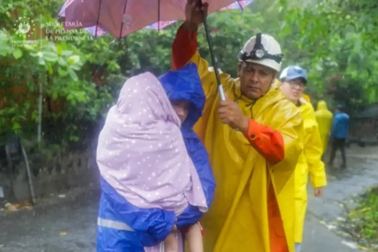 El recorrido incluyó el cantón Conchalío, en La Libertad Costa, donde las familias fueron trasladadas hacia el albergue Centro Obrero, donde las personas cuentan con las condiciones óptimas y una atención integral por parte del personal del Ministerio de Salud y otras instituciones.