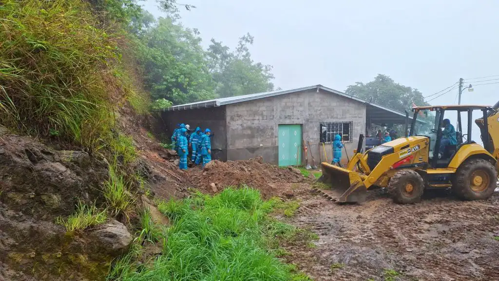 La DOM mantiene su compromiso de apoyar a las alcaldías en todas las emergencias causadas por las lluvias provocadas por la tormenta tropical Alberto, en cumplimiento al mandato del Gobierno del Presidente Nayib Bukele.