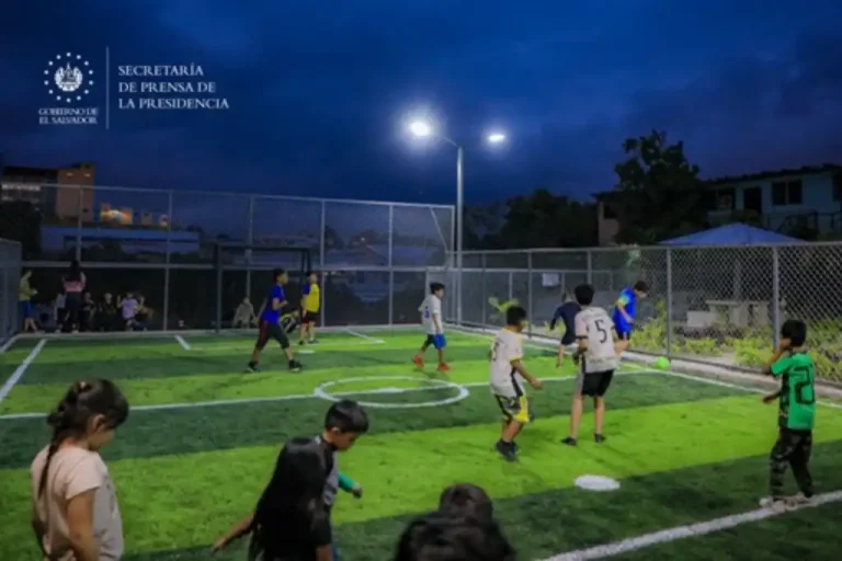 Los trabajos de mitigación incluyen la construcción de una cancha, en beneficio de la juventud y la niñez y de forma, promover la sana convivencia y la integración de la comunidad, afirman