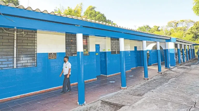Aseguran que este jueves 20 de junio, se reanudan las clases presenciales en los centros educativos públicos y privados, e Instituciones de Educación Superior; incluyendo al personal docente, técnico y administrativo, de los 18 municipios en mención.