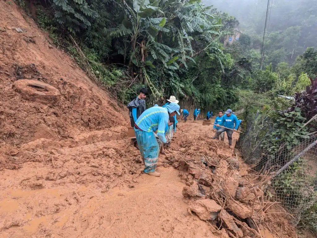 la institución y los trabajadores tienen directrices precisas de hacer todo lo humanamente posible y poner todos los recursos del Estado al servicio de la población, las cuadrillas han sido desplegadas en todo el territorio nacional, donde están realizando una ardua labor.