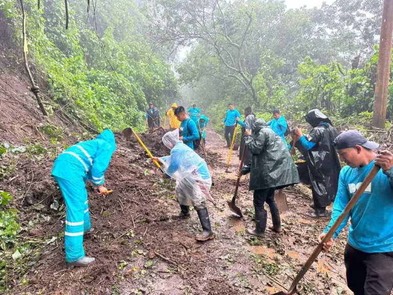 Las cuadrillas de la Dirección de Obras Municipales, DOM se mantuvieron este lunes 17 de junio en diferentes zonas afectadas por las lluvias que azotan el territorio nacional, cumpliendo con el mandato del presidente Nayib Bukele, informaron fuentes oficiales.