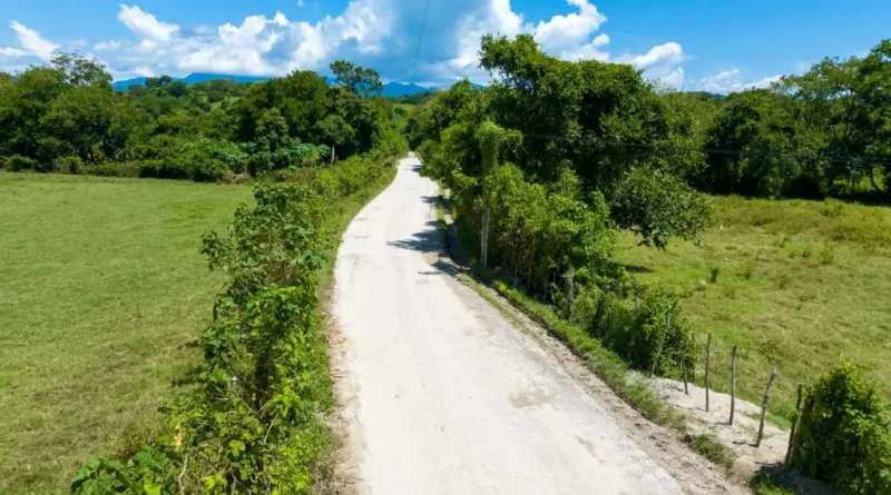 La obra de 3.6 kilómetros lineales, con superficie de concreto hidráulico, que forma parte del programa de mejoramiento vial, se une a los 285 metros lineales más de calles renovadas de adoquín en la zona urbana de San Rafael, que forman parte del Plan Nacional de Bacheo.