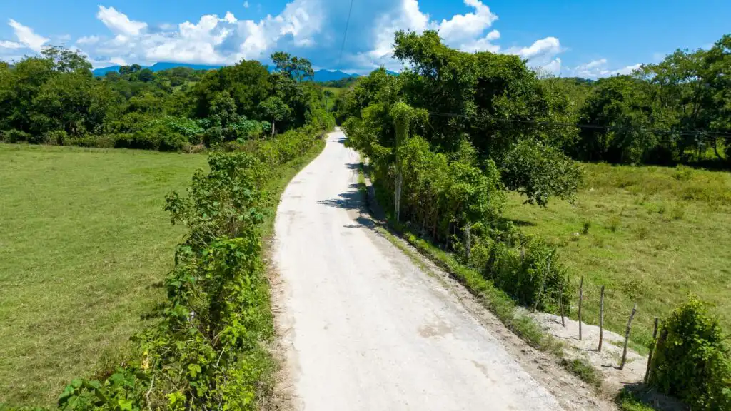 La obra de 3.6 kilómetros lineales, con superficie de concreto hidráulico, que forma parte del programa de mejoramiento vial, se une a los 285 metros lineales más de calles renovadas de adoquín en la zona urbana de San Rafael, que forman parte del Plan Nacional de Bacheo.