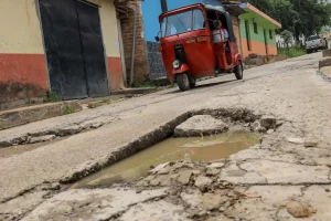 Actualmente, la vía está conformada en su mayoría por una superficie de piedra y tramos de concreto que están deterioradas y que por años han afectado el desarrollo de este lugar de la zona norte del país.