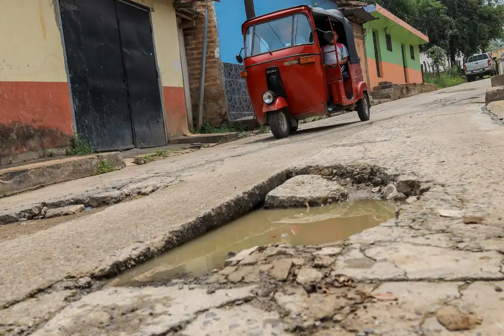Actualmente, la vía está conformada en su mayoría por una superficie de piedra y tramos de concreto que están deterioradas y que por años han afectado el desarrollo de este lugar de la zona norte del país.