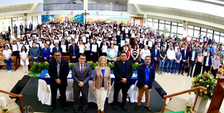 Los becarios obtuvieron sus títulos en Técnico en Ingeniería Eléctrica, Técnico en Ingeniería en Desarrollo de Software, Técnico en Mercadeo y Técnico en Gestión y Desarrollo Turístico.