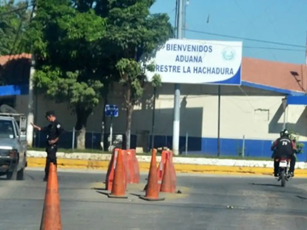 El paso para el transporte mediano y pesado por la frontera La Hachadura, distrito de San Francisco Menéndez, Ahuachapán Sur, y sus oficinas, trabajan con normalidad, informó la Dirección General de Aduanas de El Salvador del Ministerio de Hacienda.