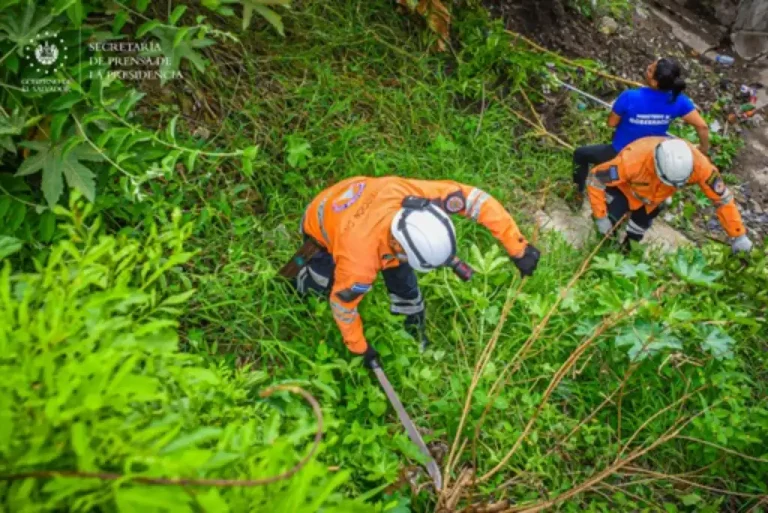 El gobierno reitera las recomendaciones a la población no lanzar objetos y desechos sólidos a ríos, quebradas y cunetas, así se evitan acumulaciones de basura que generan inundaciones urbanas y en comunidades.