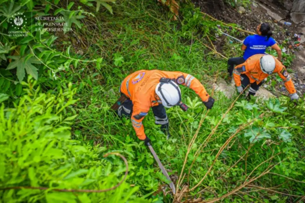 El gobierno reitera las recomendaciones a la población no lanzar objetos y desechos sólidos a ríos, quebradas y cunetas, así se evitan acumulaciones de basura que generan inundaciones urbanas y en comunidades.