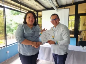 El taller, a cargo de la Unidad de Desarrollo Económico Local del distrito de Olocuilta, tuvo como objetivo capacitar a emprendedores locales, brindándoles herramientas esenciales para mejorar sus negocios.
