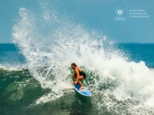 En el primer día de competencias participan 36 atletas, 12 mujeres y 24 hombres, representantes de la élite del surf mundial, cuya presencia permite posicionar a El Salvador como uno de los principales sitios para la práctica de este deporte, en la cual se destaca la organización y logística impulsada por el Gobierno del presidente Bukele, a través del Ministerio de Turismo.