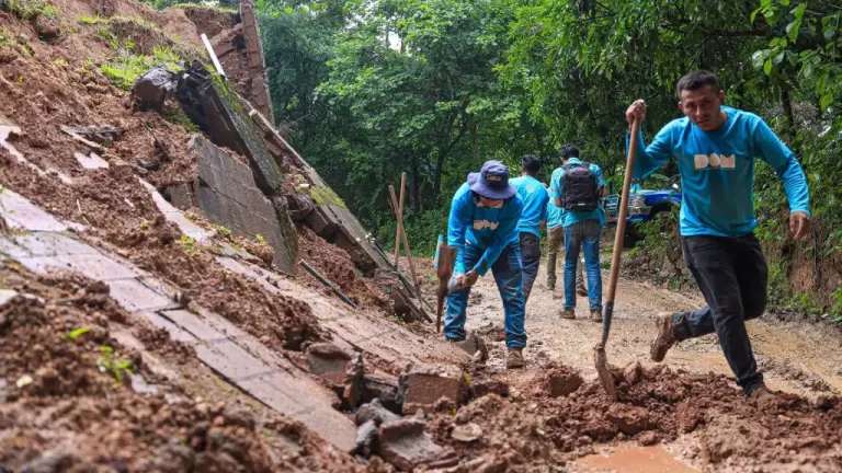 Las cuadrillas de la DOM, intervinieron, entre otras actividades, un derrumbe de un muro en la calle que conduce al cantón Joya del Matazano, caserío Los Cimientos en el distrito de Yamabal en el municipio de Morazán Sur, en el oriente del país.