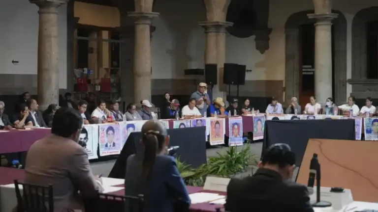 La virtual presidenta electa, Claudia Sheinbaum, se reunió con padres de los normalistas de Ayotzinapa desaparecidos en 2014.