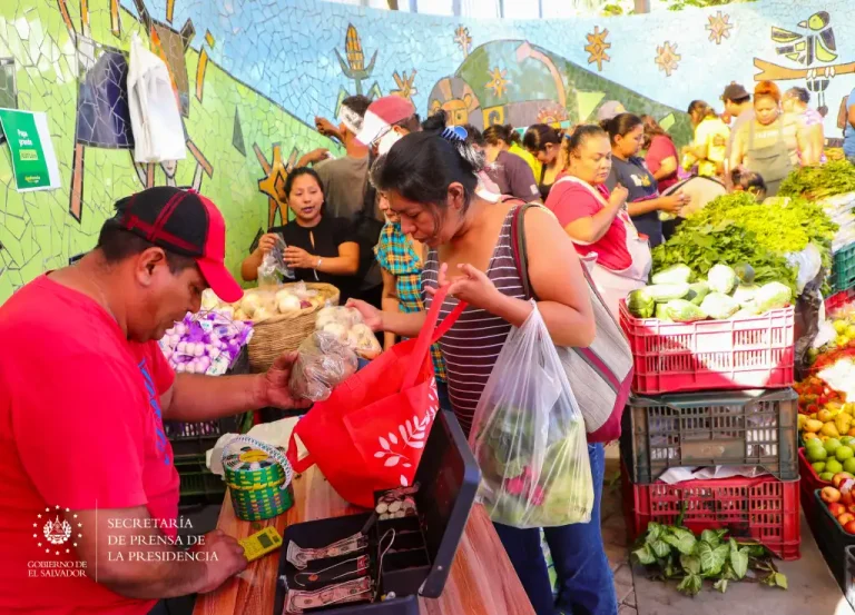 Desde las 8:00 de la mañana los puntos de abasto recibieron a clientes que llegaron a comprar para su hogar, algo que les permite un ahorro en sus bolsillos.