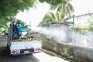 “La alerta epidemiológica por dengue se mantiene, porque todos sabemos que después de un periodo lluvioso hay una proliferación excesiva de zancudos”, enfatizó Alabi. Esta alerta fue emitida el pasado 2 de julio por muertes infantiles a causa del dengue.