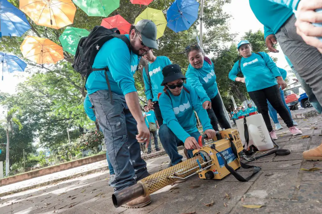 Los auxiliares forman parte de las recientes promociones de la Escuela de Especialización para la Construcción DOM, creada por el mandatario para reforzar los proyectos de desarrollo, pero quienes ahora tienen la misión de proteger a los salvadoreños del mosquito.