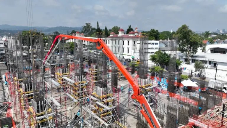 También, en el sótano 2 con 192 columnas de concreto reforzado y a una profundidad de 30 metros del nivel de la calle circundante, se realizan trabajos de la obra civil, también en la construcción de desagües de aguas lluvias y se está terminando de afinar e impermeabilizar las cisternas de todo el edificio.