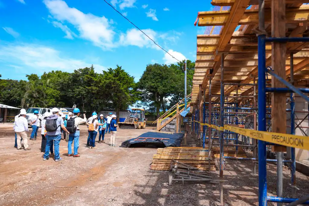 El BID constató los avances de la construcción de escuelas públicas, que ejecuta el gobierno a través de la DOM, bajo el programa de Mejora de la Calidad y Cobertura Educativa, Nacer, Crecer, Aprender, impulsado la Primera Dama Gabriela de Bukele.