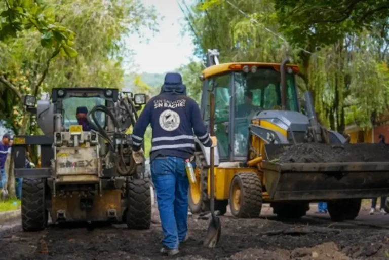 El edil hizo el anuncio mientras supervisaba los trabajos de recarpeteo de 1,440 m2 de la calle José Cecilio Del Valle de la colonia Escalón, en la Zona 3, del Distrito Capital. Más de 2,000 viviendas, además de oficinas y comercios aledaños a la zona resultan beneficiados con esta intervención vial.