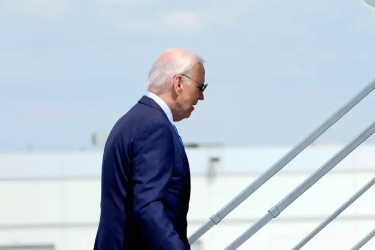 El presidente de Estados Unidos, Joe Biden, renunció a sus aspiraciones de correr por la candidatura para un segundo período al frente de la Casa Blanca, decisión que ocurren, luego de fuertes críticas en su contra por parte de líderes del Partido Demócrata y por el mal desempeño político nacional e internacional que ha mostrado en su postura de líder mundial, según las informaciones.