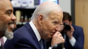 En el documento dado a conocer en horas del mediodía de este jueves, se informa que Joe Biden "sigue experimentando leves síntomas respiratorios asociados a su reciente infección por COVID-19. Sigue recibiendo Paxlovid".