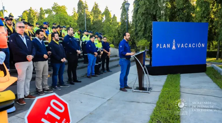 El Gobierno del Presidente Nayib Bukele lanzó este lunes un plan de seguridad vial que estará vigente durante todo el feriado de agosto, en el que se celebran las fiestas patronales de San Salvador, en honor al Divino Salvador del Mundo, para proteger la vida de salvadoreños y visitantes en las carreteras.