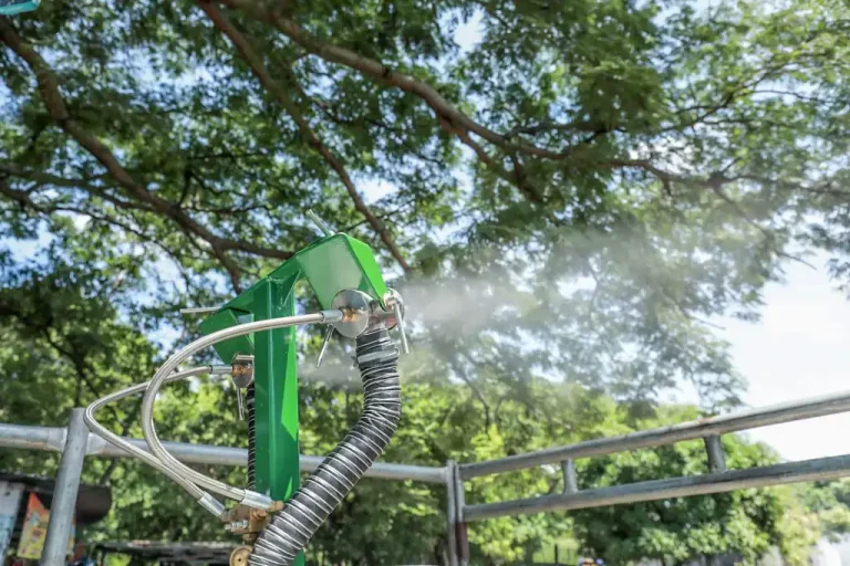 Se trata de una bomba que funciona a través de un proceso nebulización, genera una neblina del químico a diferencia de las bombas termonebulizadoras que expanden humo para matar al zancudo.