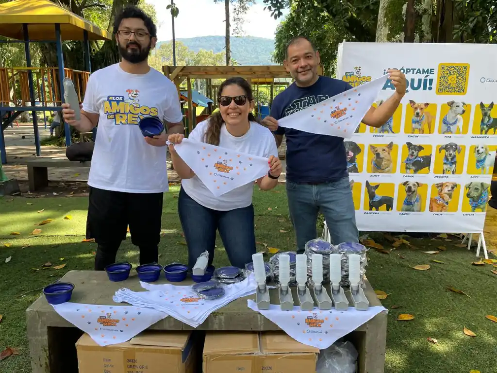 Cada persona que adoptó un perrito desde el Álbum de Banco CUSCATLAN, fue premiada con un bono que puede servir para la compra de una bolsita de comida para su nueva mascota, o bien, su primera vacuna. La actividad tuvo lugar en el Parque “El Cafetalón”, el domingo 21 de julio.