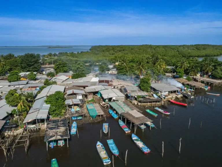 Las acciones se realizaron en más de mil viviendas de las islas La Pirraya, Rancho Viejo y San Sebastián, donde residen más de 2.500 personas de esta zona costera del Oriente del país.