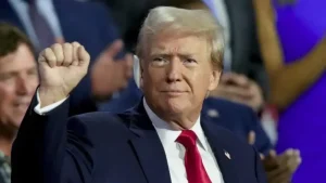 El virtual candidato presidencial y el expresidente de Estados Unidos, Donald Trump, apareció esta noche en la Convención Nacional Republicana con oreja vendada, luego que la semana pasada, sufriera un atentado contra su vida.