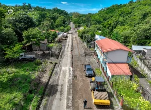 Estos trabajos de reconstrucción se ejecutan en más de 12 kilómetros de carretera, con una millonaria inversión que beneficiará a miles de salvadoreños que residen en esta zona del oriente del país; además, ayudará a facilitar el comercio que transita a la frontera El Amatillo, en La Unión.