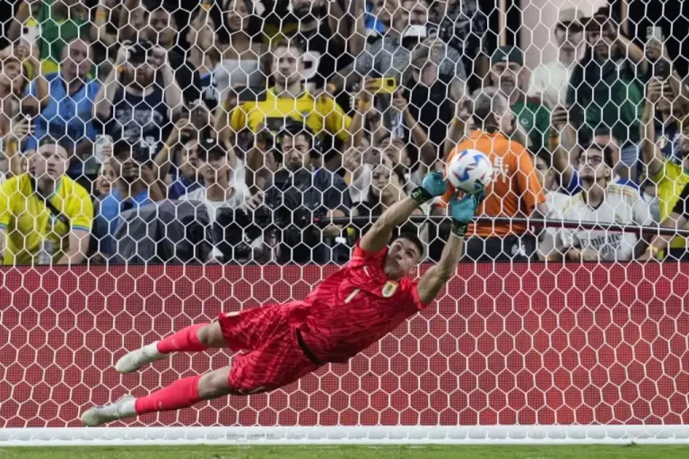 Con un potente zapatazo, Alexander-Arnold, disparó a la escuadra izquierda para clasificar a la favorita Inglaterra, que se impuso por 5 a 3 en la fase de penales tras el empate de 1-1 en la prórroga del partido
