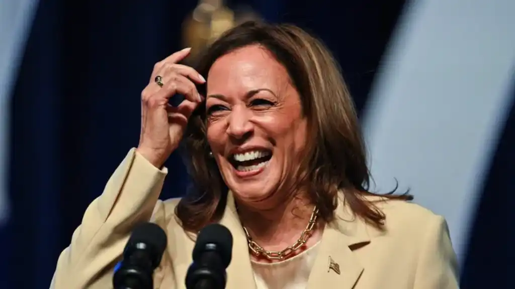 La voz de la vicepresidente Kamala Harris señala que en las próximas elecciones a realizarse el 5 de noviembre, “cada uno de nosotros nos hacemos una pregunta” y ésta es “¿en qué tipo de país deseamos vivir?”.