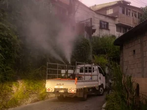 Con este sistema moderno de fumigación, los equipos de la DOM comenzaron en el populoso barrio Lourdes de San Salvador las jornadas anti dengue, durante las madrugadas, y el cual se extenderá a otros lugares del país.