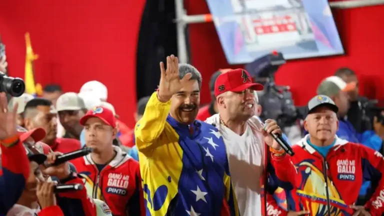 Según las autoridades del Consejo Nacional Electoral, el actual presidente Nicolás Maduro ronda los 5 millones,150 mil votos a su favor, equivalente al 51.20%, mientras que el candidato opositor Edmundo González, logró 4 millones, 445 mil 978 sufragios, correspondiente al 44.2 por ciento.