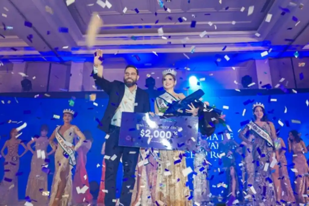 El alcalde Mario Durán presidió la Gran Gala de Coronación de la primera Reina de San Salvador Centro, en la que participaron 25 representantes de los 5 distritos del municipio.