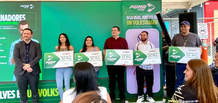 Hoy, con gran alegría, estamos entregando la última Volkswagen Amarok, concluyendo una campaña que ha traído felicidad a muchas familias salvadoreñas, mencionó Ana María Vicente, directora comercial de Puma Energy.