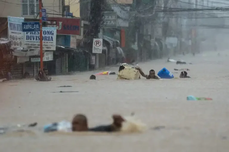 Los vientos máximos sostenidos llegaron a 162 kilómetros por hora y las las lluvias provocaron la muerte de varias personas, aludes de tierra, crecidas de ríos e inundaciones durante cinco días, reportan medios internacionales, según los reportes del medio digital Infobae.