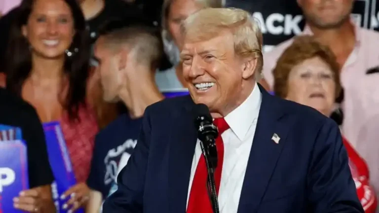 Creo que fue un golpe de Estado. No querían que se presentara. Estaba muy abajo en las encuestas y pensaban que iba a perder", afirmó Trump en una intervención por teléfono en el programa matutino de la cadena Fox News. 