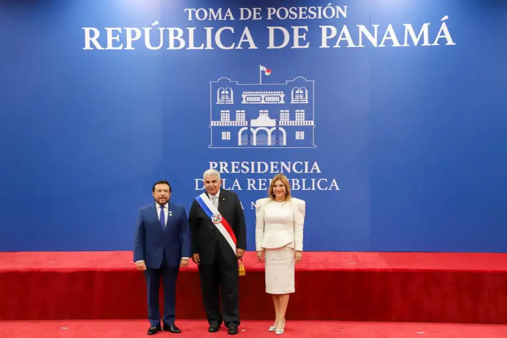 el Vicepresidente Ulloa, en nombre del Presidente Bukele y del pueblo salvadoreño, extendió un fraterno saludo al nuevo gobernante panameño, quien resaltó los sólidos lazos de amistad bilateral y el fortalecimiento de la cooperación regional.