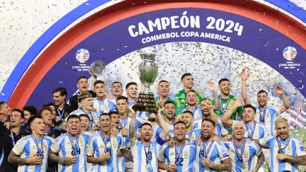 Este domingo en extratiempo, la Selección Argentina de Fútbol venció a Colombia en la Final de la Copa América 2024 por una diferencia de goles de 1-0 al minuto 111, cuando Lautaro Martínez, hizo efectivo en zapatazo.